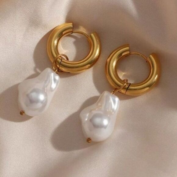 Vintage Pearl Baroque Charm PVD 18K Plated Gold Hoop Earrings Stainless Steel - Picture 5 of 6